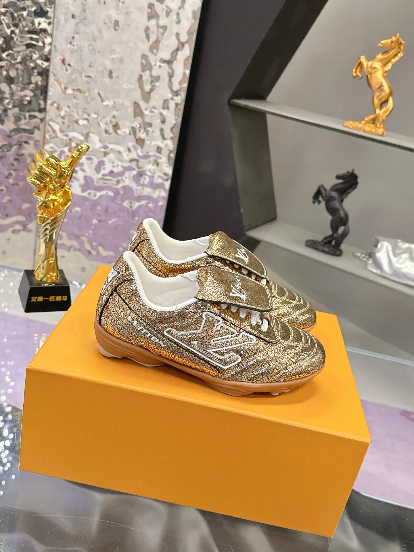 Men's shoes: 720💰 LV Louis Vuitton's latest Foot men's shoes💰print series Couple's football sneakers Original purchase, development and production This Foot men's shoes💰print Soccer sneakers are men's shoes💰pharrell Williams' first sneakers inspired by football shoes. The shoe is inspired by football that spans generations and cultures. The shoe is known for its sleek design, with the dynamic IV Initials logo on the side, the tongue embellished with the Lvers United badge inspired by the football team, and the sole pattern rubber sole decorated with multiple Louis Vuitton logos. Exquisite packaging at the delivery counter🛍📦 ▪️Material: Original imported top-layer cracked cowhide ▪️Inner: Original custom-made soft sheepskin lining ▪️Sole: original molded two-color T men's shoes 💰pU combination sole ▪️Sole thickness: 3.5CM ▪️Size: women's 35-41 / men's 39-45